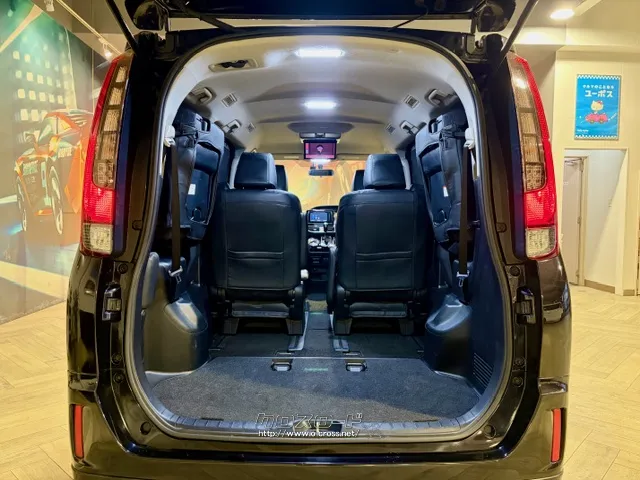 三列目シートを跳ね上げるとかなり広めなラゲッジスペースが生まれます。 トヨタ エスクァイア