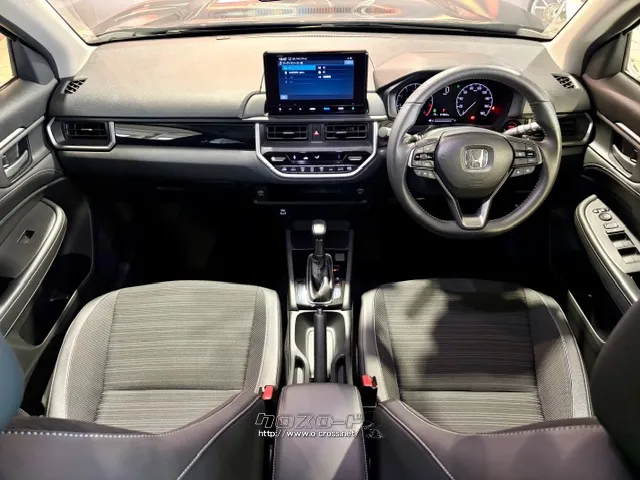 シンプルで水平基調のデザインとし、スイッチ類を中央に配置 ホンダ WR-V