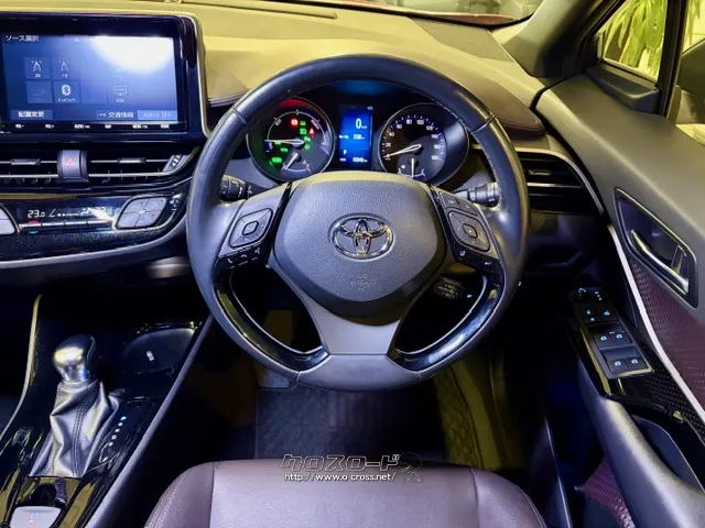 程よい太さの革巻きステアリング。 トヨタ C-HR