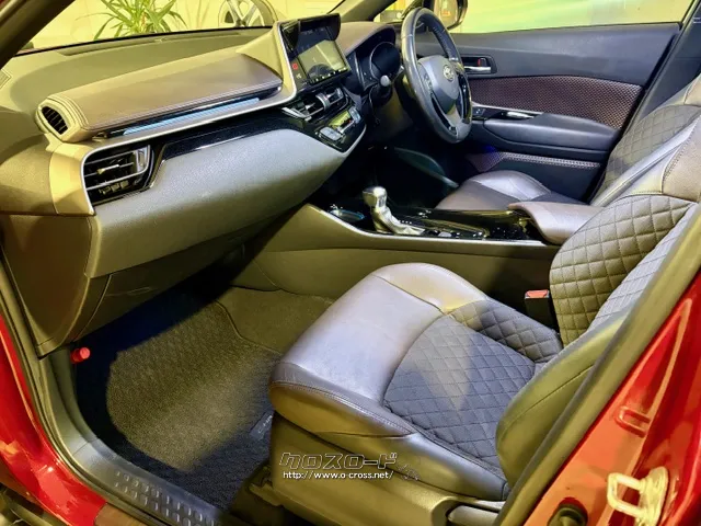 ハーフレザーシートで高級感あふれる室内。 トヨタ C-HR