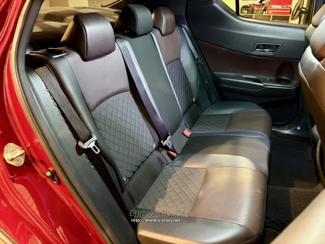 足元・頭上とも余裕がございます。 トヨタ C-HR