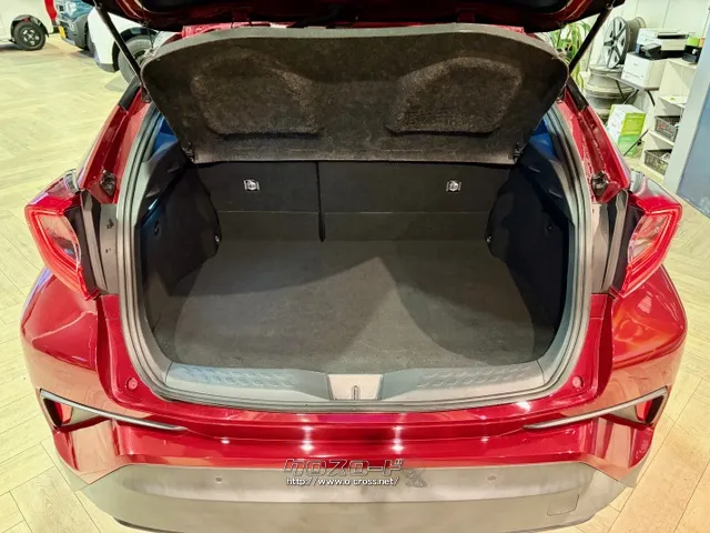 日常的な買い物なら必要十分なラゲッジスペースです。 トヨタ C-HR