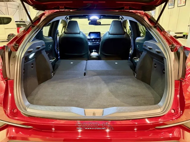 後席を倒すとかなり広めなラゲッジスペースが生まれます。 トヨタ C-HR