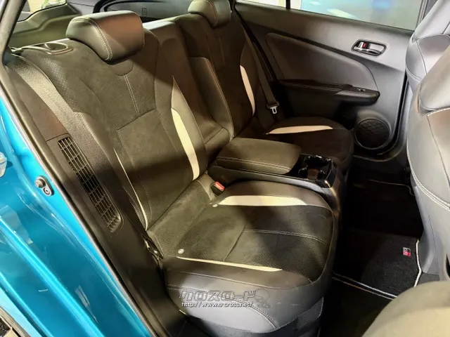 足元、頭上とも広々しております。 トヨタ プリウスPHV