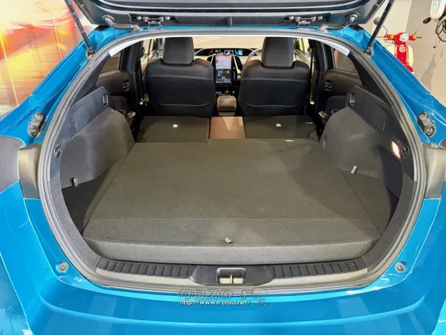 後部座席を倒すとかなり広めなラゲッジスペースが生まれます トヨタ プリウスPHV