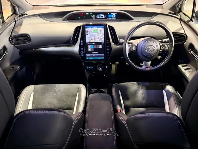 専用スポーティシート(GRロゴ入り)フロントシート等にスポーティさを演出した。 トヨタ プリウスPHV