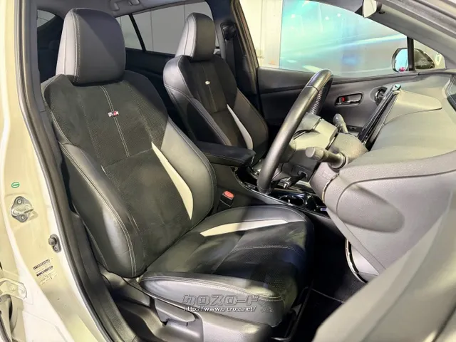 座高調整ができますので様々な方に運転しやすいシートとなっております。 トヨタ プリウスPHV