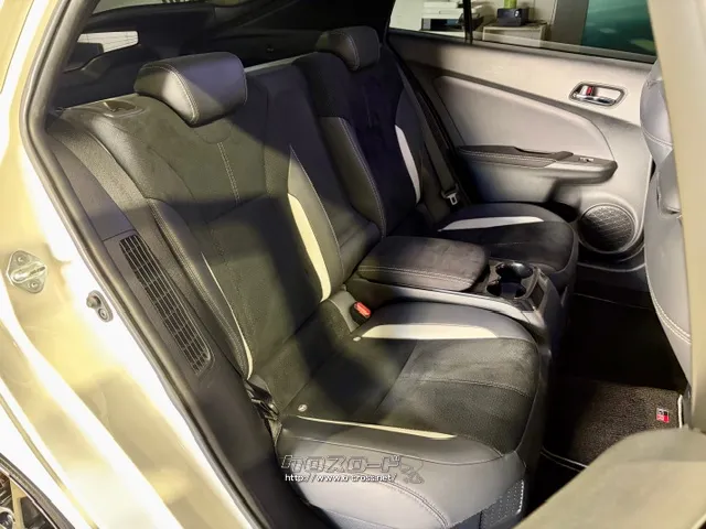 足元、頭上とも広々しております。 トヨタ プリウスPHV