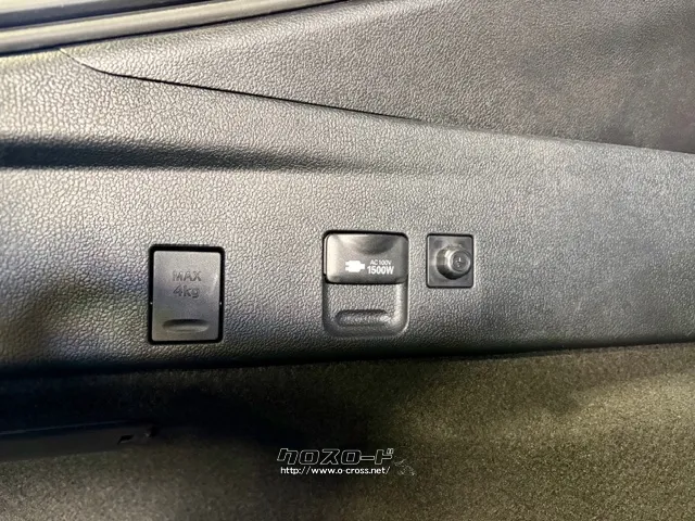 トランクフロアにもAC100V電源 トヨタ プリウスPHV