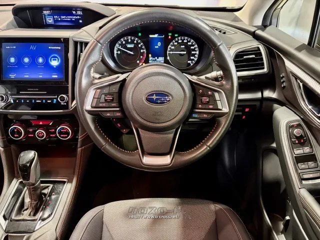 程よい太さの革巻きステアリング(パドルシフト付き) スバル XV