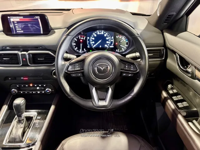 程よい太さの革巻きステアリング(ステアリングヒーター付き) マツダ CX-5