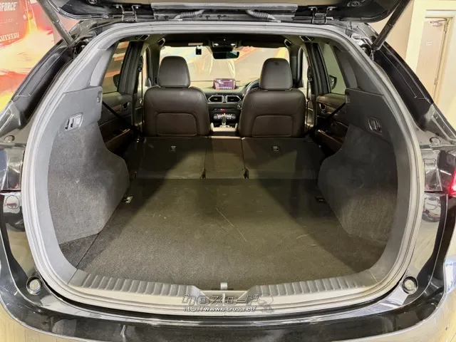 後部座席を倒すとかなり広めなラゲッジスペースが生まれます。 マツダ CX-5
