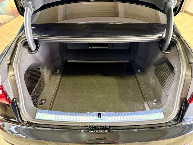 日常的な買い物なら必要十分なラゲッジスペースです。 アウディ A8