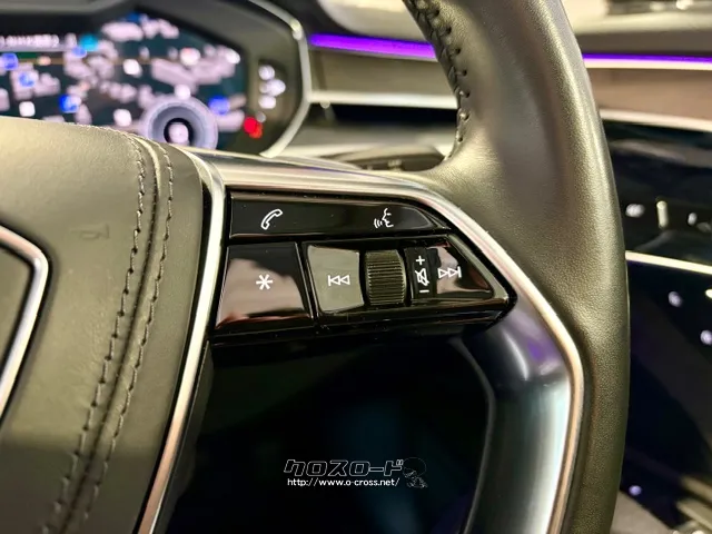 ハンドルを握ったままオーディオ操作が可能です。 アウディ A8