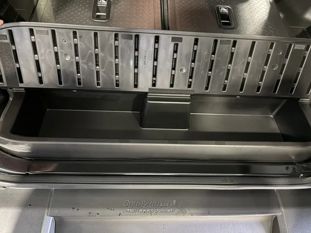 ラゲッジ下にはちょっとした収納スペースがございます。 スズキ ジムニー