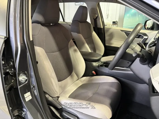 座高調整ができますので様々な方に運転しやすいです。 トヨタ RAV4