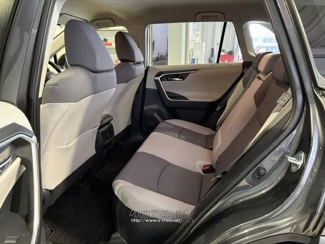 足元、頭上とも広々しております。 トヨタ RAV4
