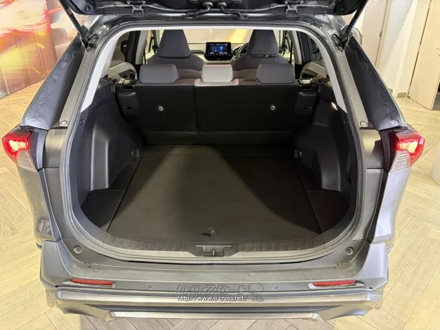 リヤシート使用状態でも、ラゲージ容量580Lを確保。 トヨタ RAV4