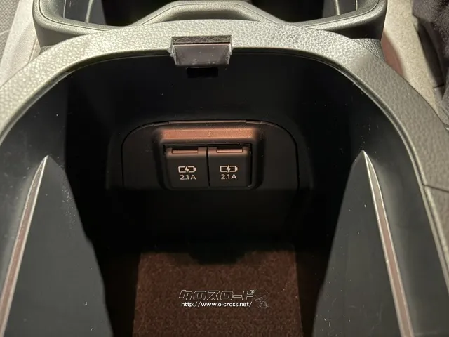 アームレスト内にUSB トヨタ RAV4