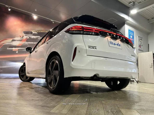 リヤフェンダーにボリュームを持たせたワイドボディにより、力強い存在感を放つ 日産 ノートオーラ