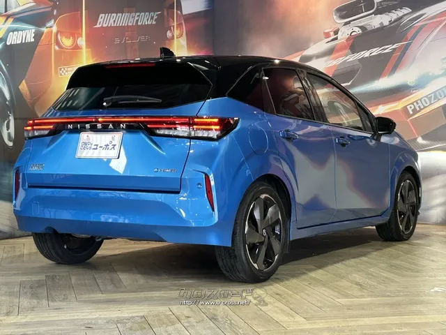 リヤフェンダーにボリュームを持たせたワイドボディにより、力強い存在感を放つ。 日産 ノートオーラ