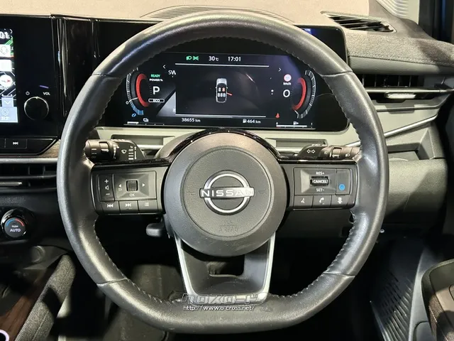 程よい太さの革巻きステアリング(ヒーター付き) 日産 ノートオーラ