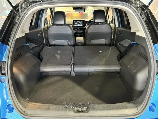 後部座席を倒すとかなり広めなラゲッジスペースが生まれます。 日産 ノートオーラ
