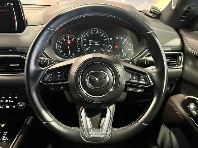 温かみと味わいが深まるような本物の素材として本杢パネルやナッパレザーを採用。 マツダ CX-8