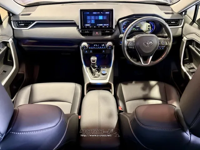 運転席からの視界を低くすることで圧迫感を抑えたインストルメントパネル トヨタ RAV4
