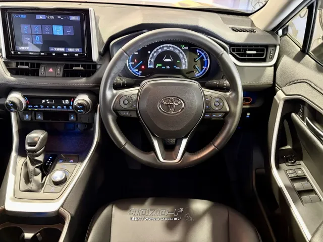程よい太さの革巻きステアリング。 トヨタ RAV4