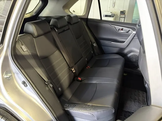 足元、頭上とも広々しております。 トヨタ RAV4