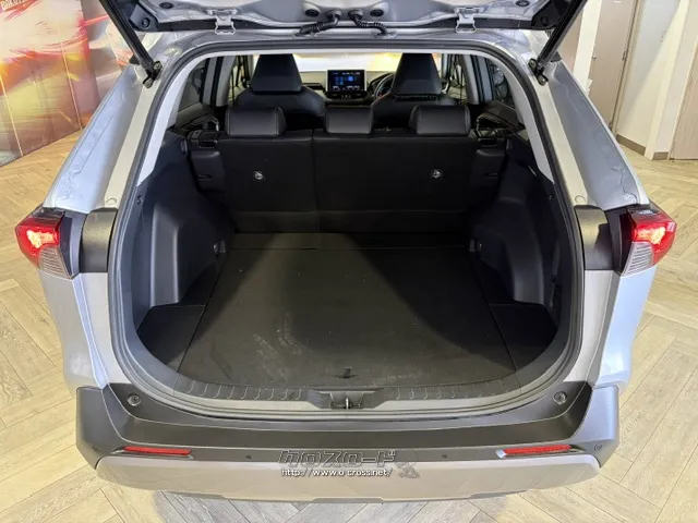 日常的な買い物なら必要十分なラゲッジスペースです。 トヨタ RAV4