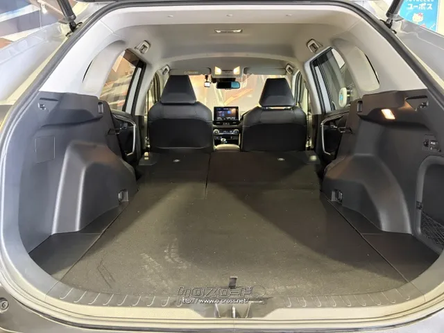 後部座席を倒すとかなり広めなラゲッジスペースが生まれます。 トヨタ RAV4