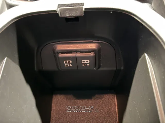 アームレスト内のUSB トヨタ RAV4
