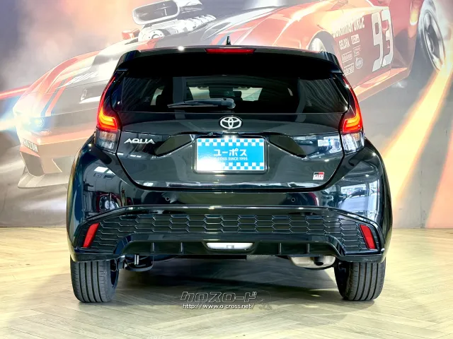 走行性能: ロールを抑えた専用サスペンション、フロア下へのブレース追加 トヨタ アクア