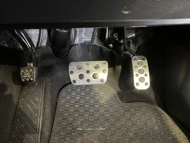 アクセルとブレーキにアルミペダルを採用し、足元からも走りの雰囲気を演出 トヨタ アクア