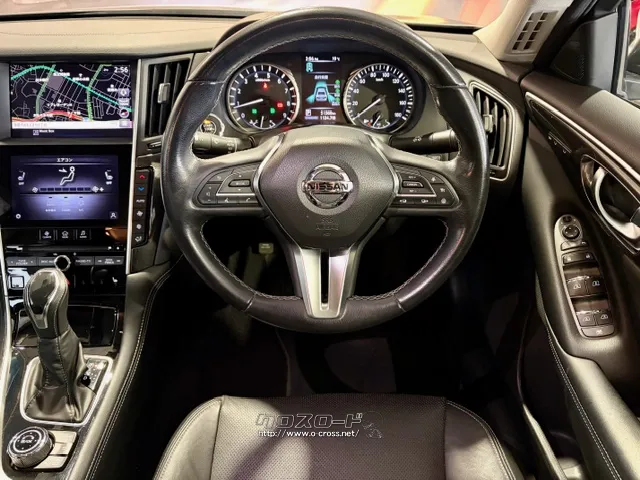 程よい太さの革巻きステアリング 日産 スカイライン
