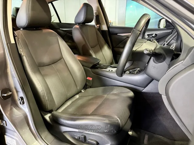 座高調整ができますので様々な方に運転しやすいシートとなっております。 日産 スカイライン