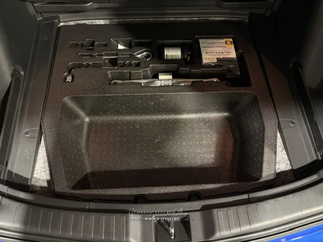 ラゲッジスペース下にはちょっとした収納スペースがございます。 ホンダ CR-V