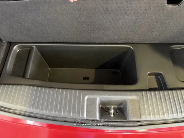 ラゲッジスペース下にはちょっとした収納スペースがございます。 ホンダ ヴェゼル