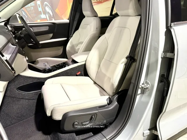 運転席、助手席はパワーシートです。 ボルボ XC40