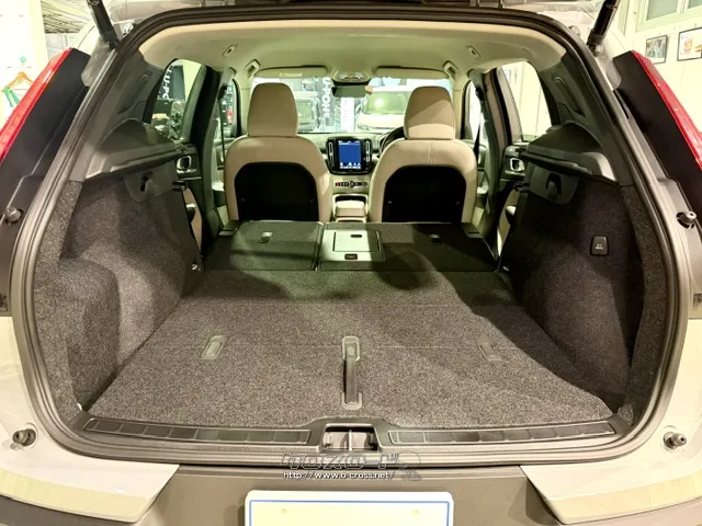 後部座席を倒すとかなり広めなラゲッジスペースが生まれます。 ボルボ XC40