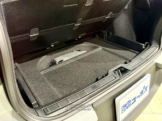 ラゲッジスペース下にはちょっとした収納スペースがございます。 ボルボ XC40