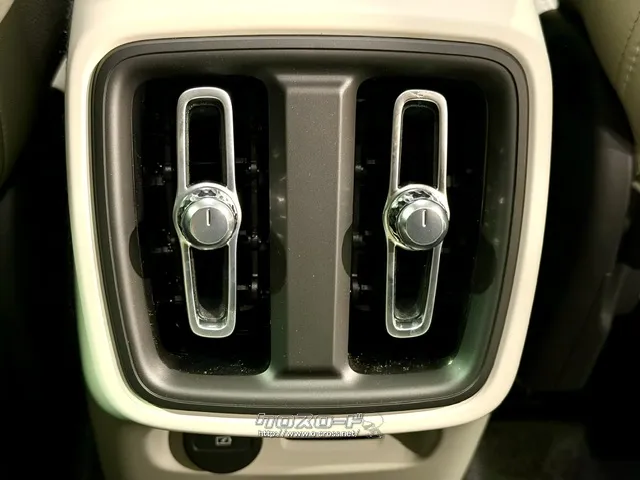 後部座席専用エアコン送風口 ボルボ XC40