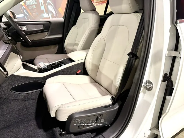 運転席、助手席はパワーシートです。 ボルボ XC40
