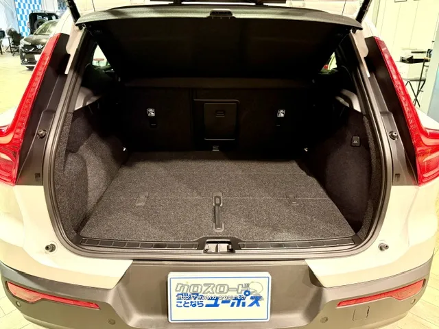 日常的な買い物なら必要十分なラゲッジスペースです。 ボルボ XC40
