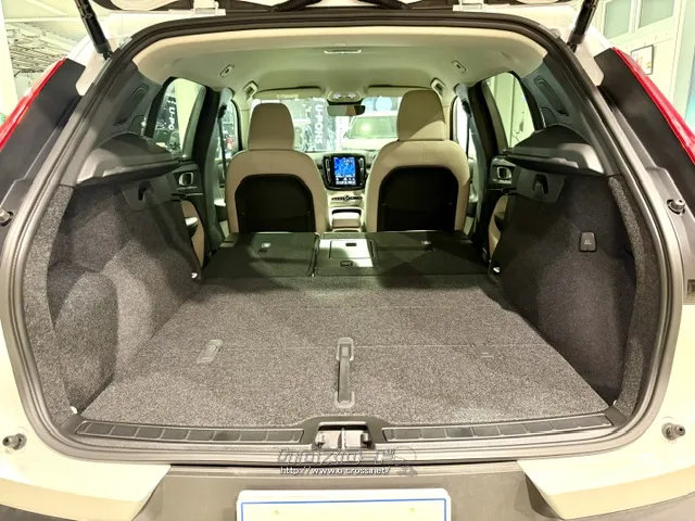 後部座席を倒すとかなり広めなラゲッジスペースが生まれます。 ボルボ XC40