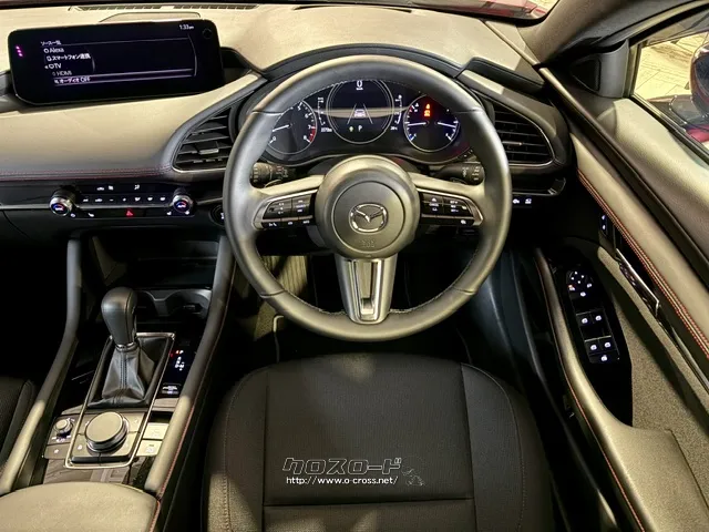 程よい太さの革巻きステアリング。 マツダ MAZDA3ファストバック