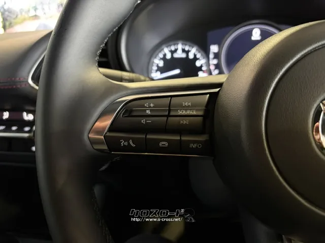 ハンドルを握ったままオーディオ操作が可能です。 マツダ MAZDA3ファストバック