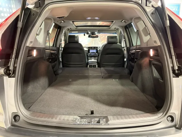 後部座席を倒すとかなり広めなラゲッジスペースが生まれます ホンダ CR-V